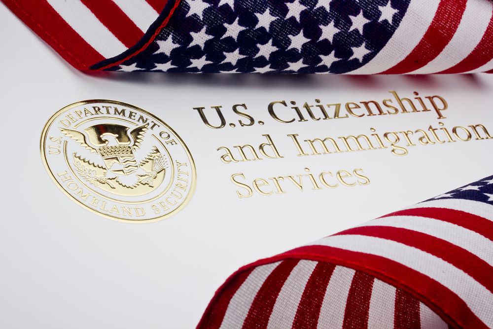 Papel del USCIS y banderas americanas