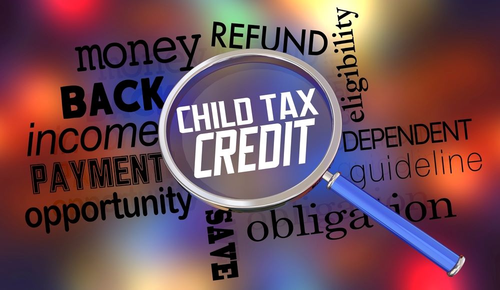 crédito fiscal para niños con otras palabras en el fondo