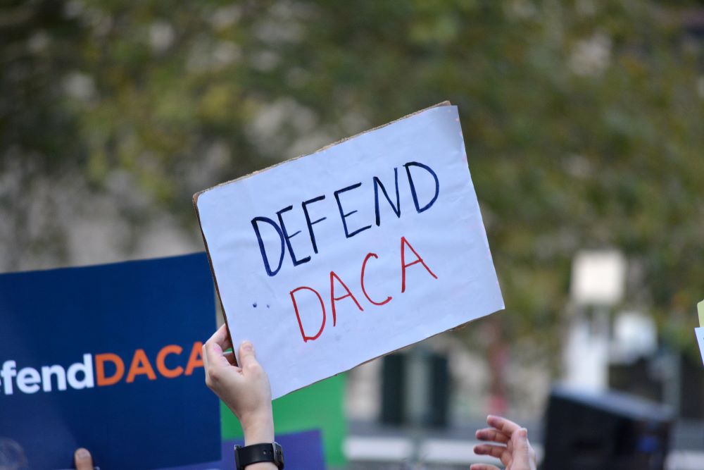 cartel de protesta en defensa de daca